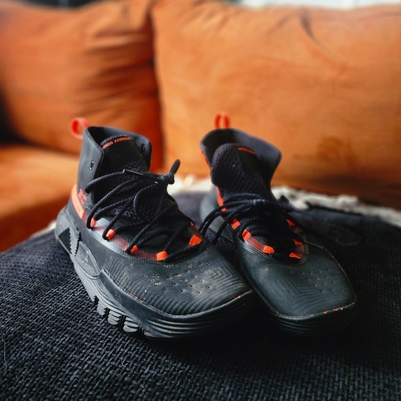 Under Armour Curry 3s size 6.5Y / 39 black and bright orange - Picture 1 of 6